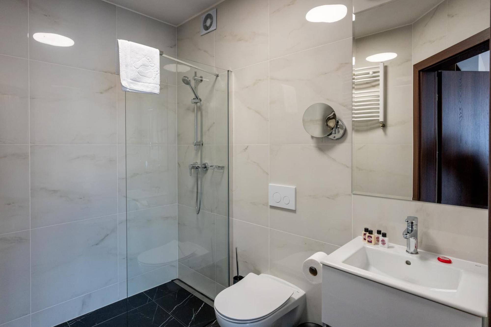 Sleep&Fly Okecie Warsaw Airport B&B 외부 사진