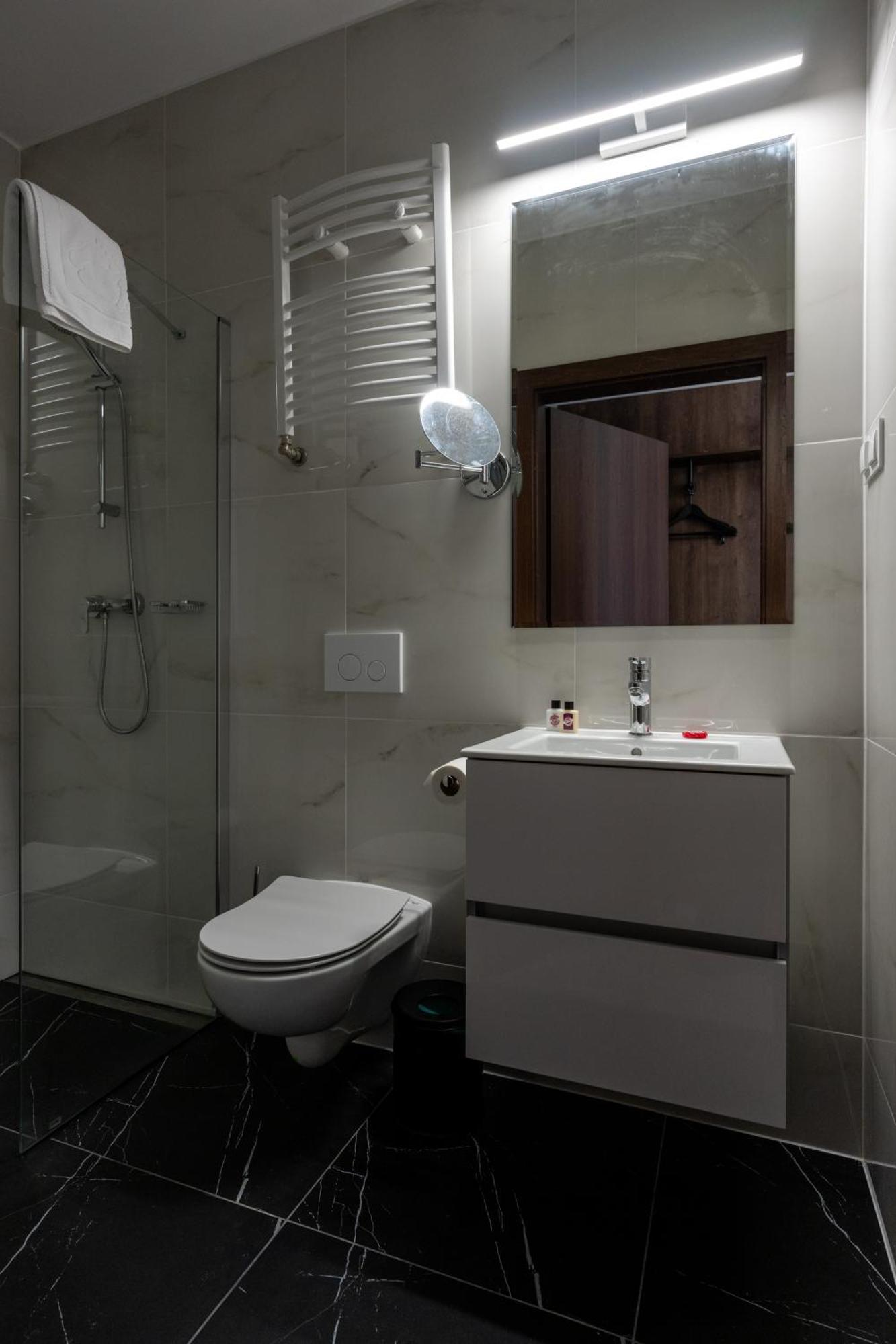 Sleep&Fly Okecie Warsaw Airport B&B 외부 사진